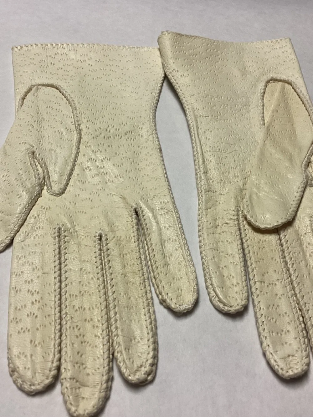 DEERSKIN.GLOVES. IVORY.  color absolutely beautiful incredibly 6/1/2